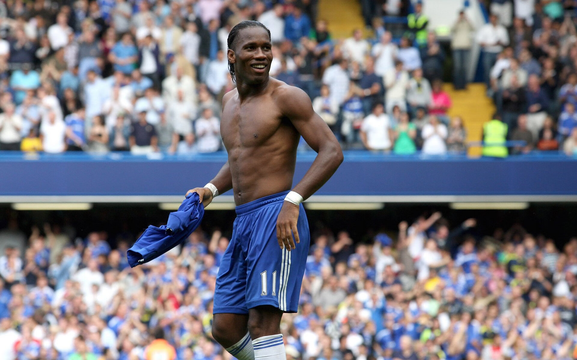 意大利骑手吉尔·托马斯在2024年国际马术联合会障碍赛世界巡回赛中以“Bella”马匹获得个人第六名,表现出色。